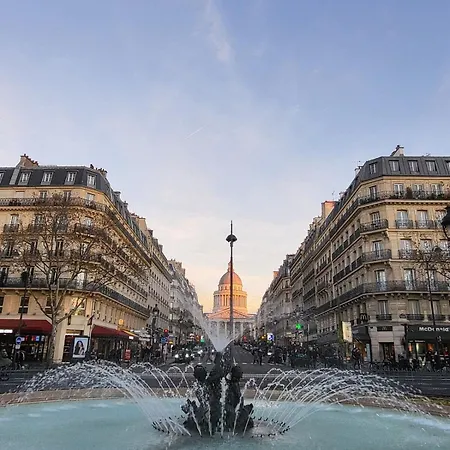 Tiny House With Terrace Near Pantheon Parigi